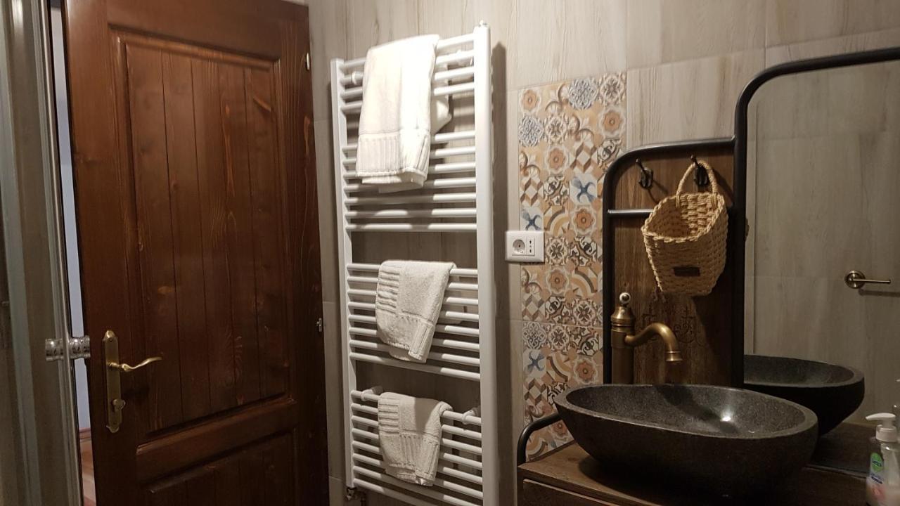 Sura Lu' Vasile. Bed & Breakfast Crivina  Екстериор снимка